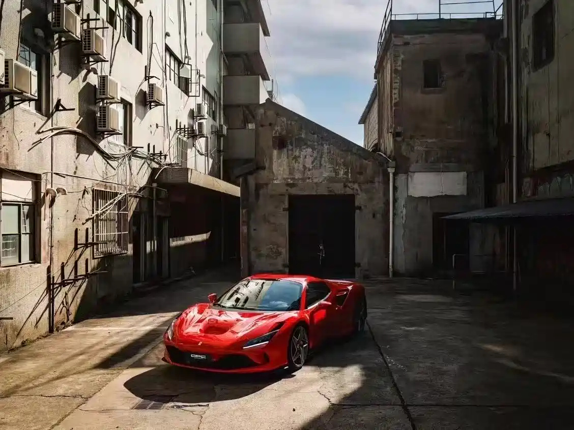 FERRARI F8