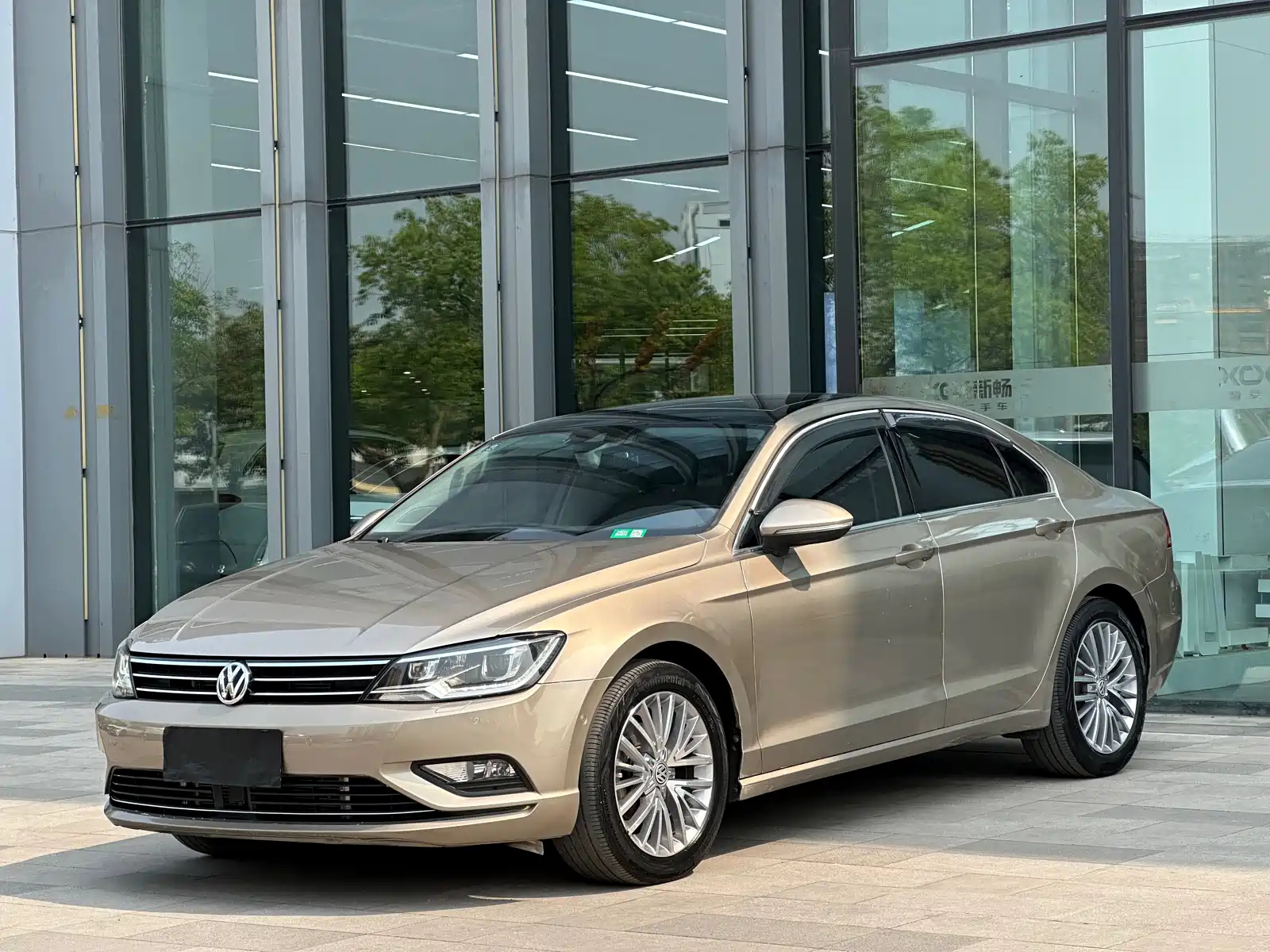 VOLKSWAGEN LAMANDO 2015