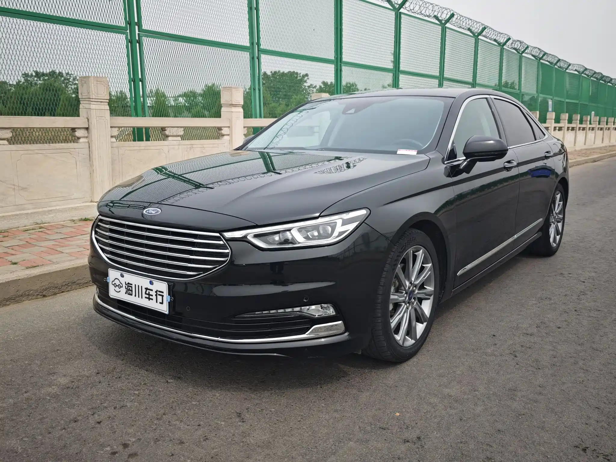 FORD TAURUS 2019