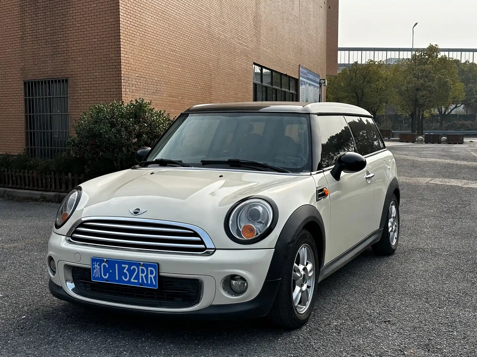 MINI CLUBMAN 2011