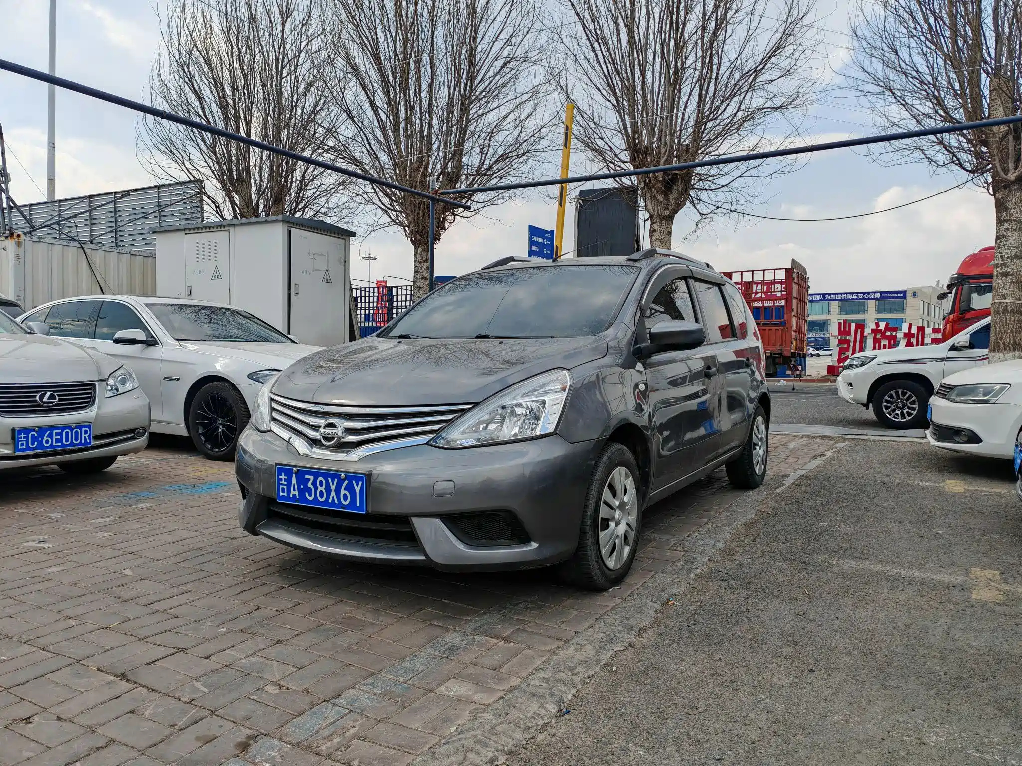 NISSAN LIVINA 2015