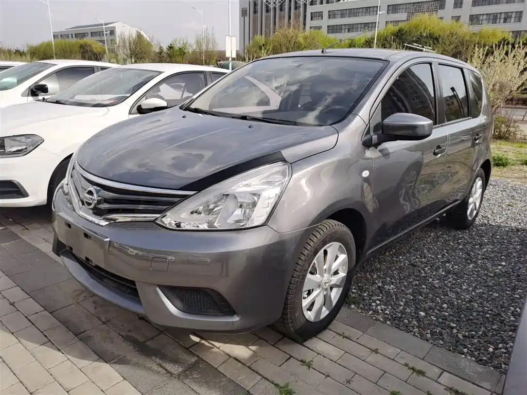 NISSAN LIVINA 2015