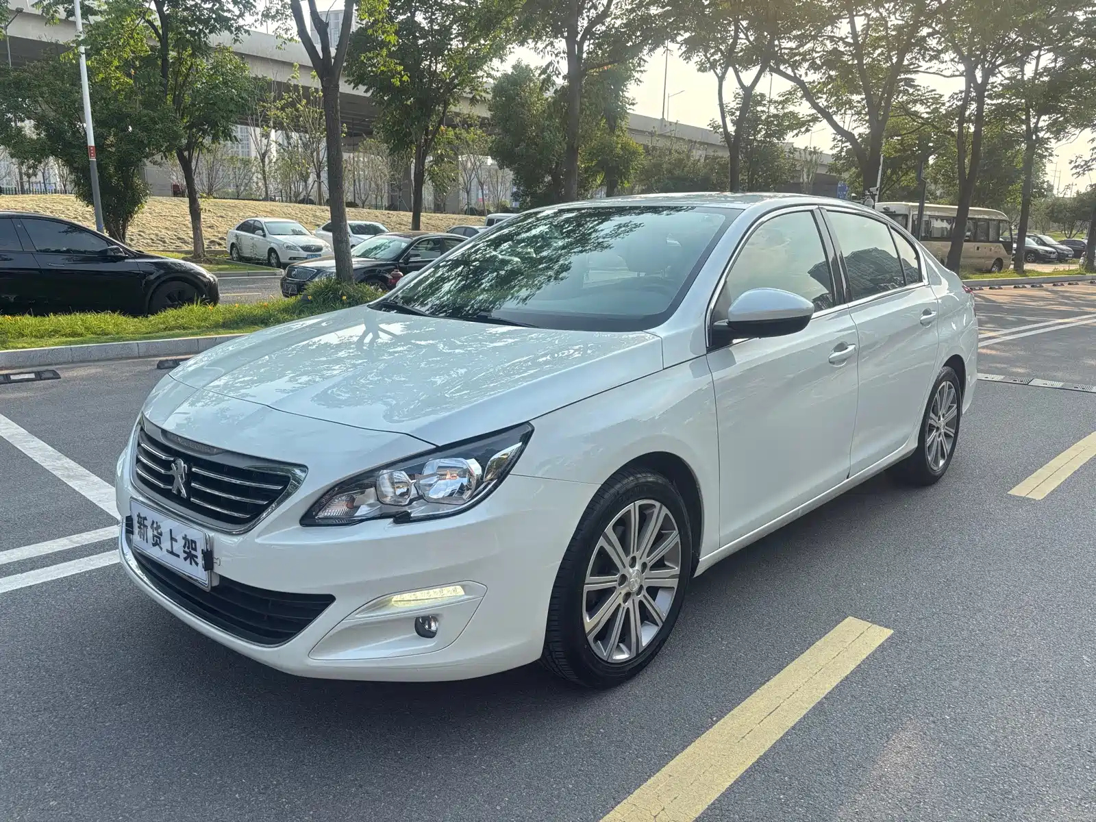 PEUGEOT 408