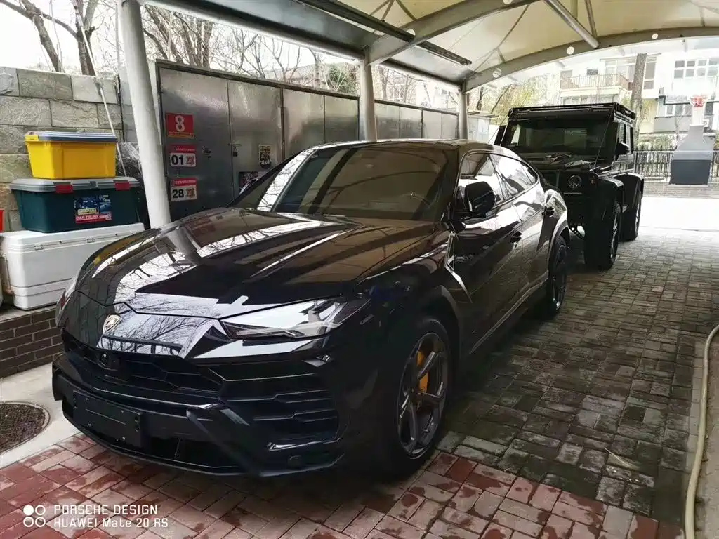 LAMBORGHINI URUS 2018