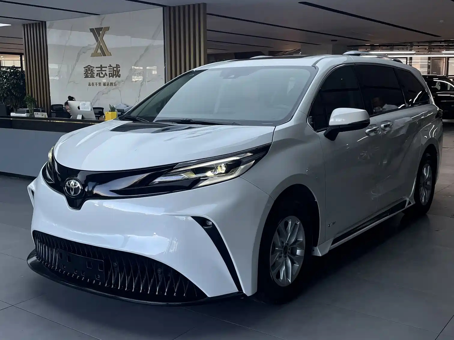 TOYOTA GRANVIA 2024