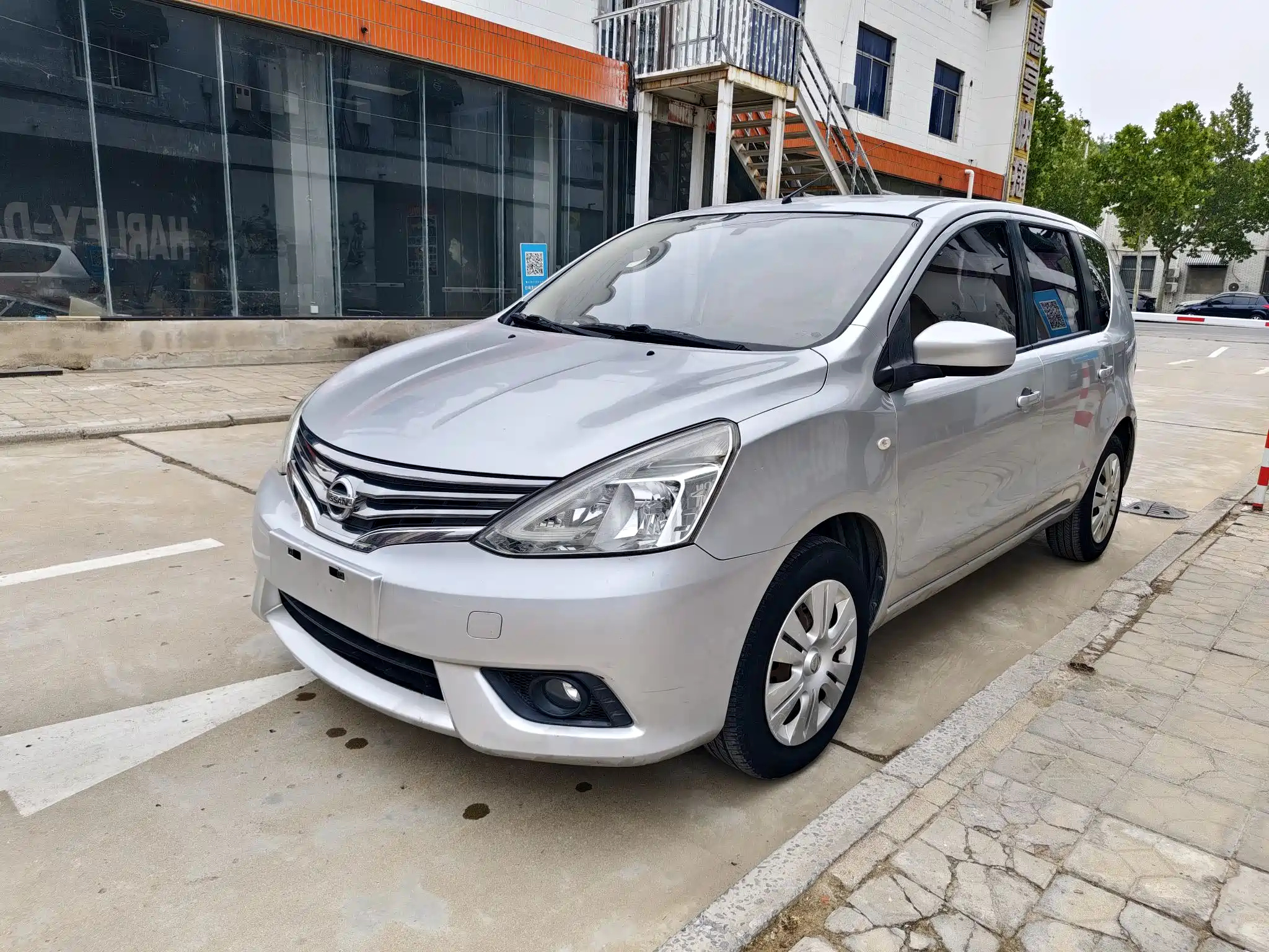 NISSAN LIVINA 2013