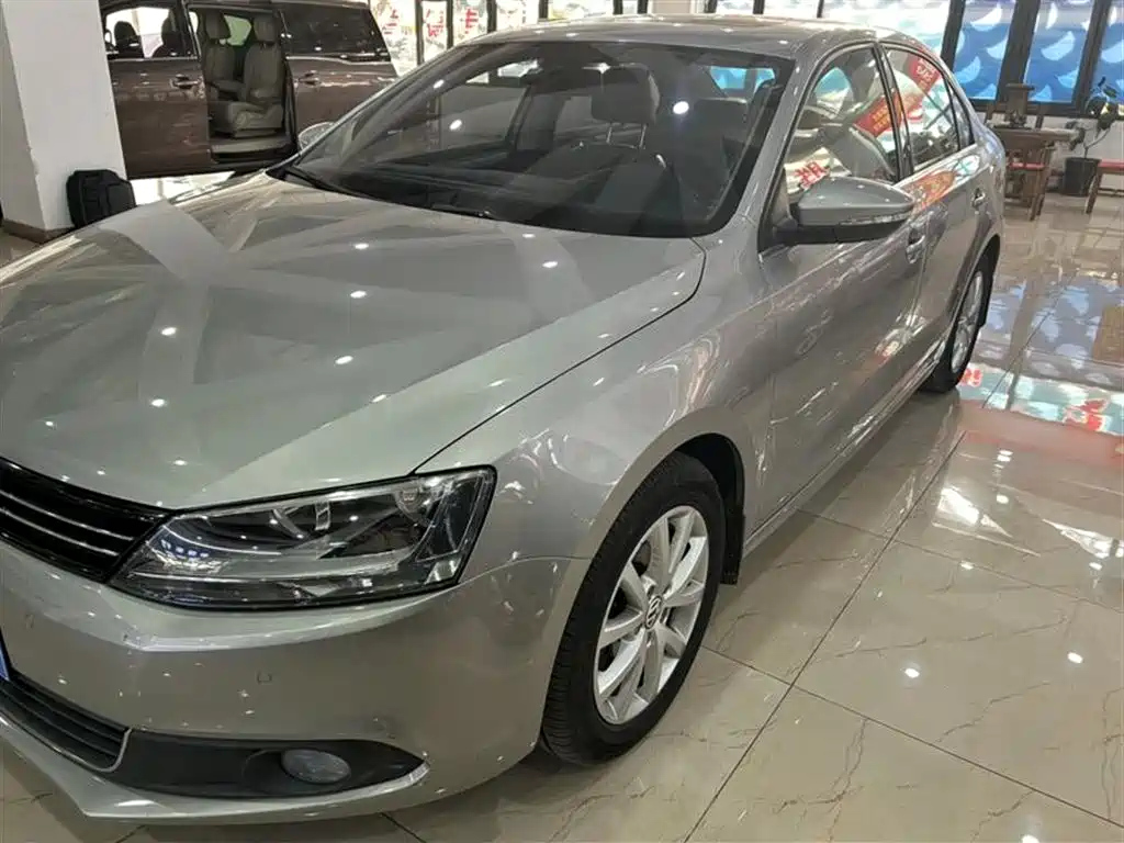 VOLKSWAGEN SAGITAR 2012