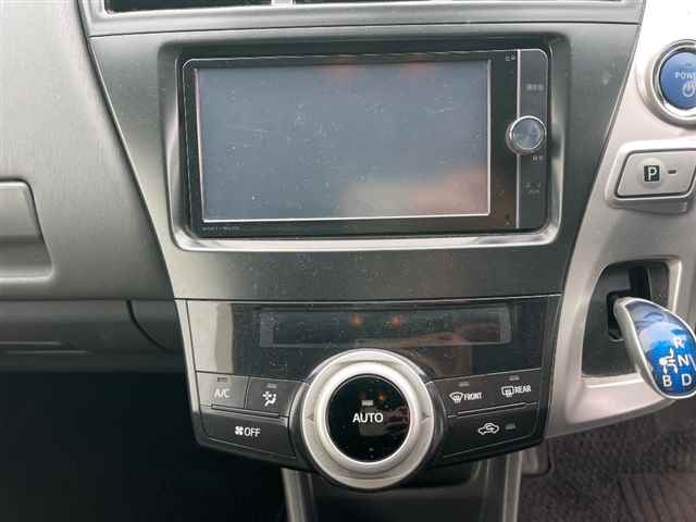 TOYOTA PRIUS ALPHA 2013