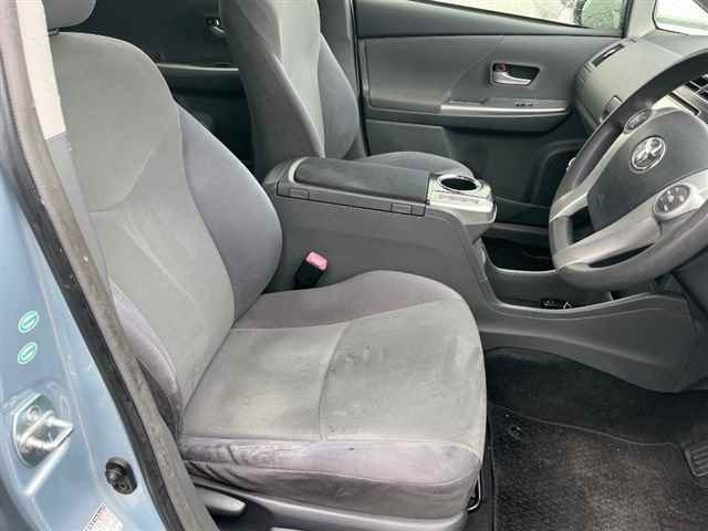 TOYOTA PRIUS ALPHA 2013