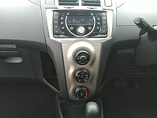 TOYOTA VITZ 2011