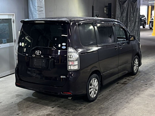 TOYOTA VOXY 2010