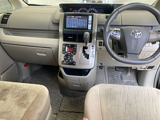 TOYOTA NOAH 2011