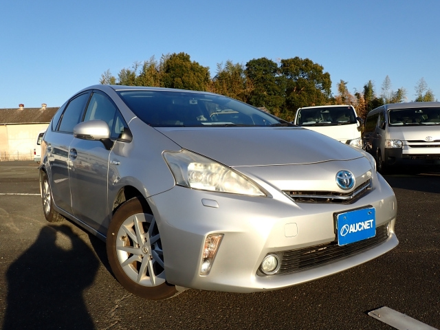 TOYOTA PRIUS ALPHA 2013