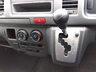 TOYOTA HIACE VAN 2013
