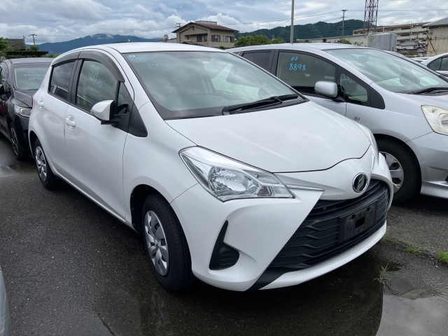TOYOTA VITZ 2017