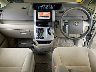 TOYOTA NOAH 2010