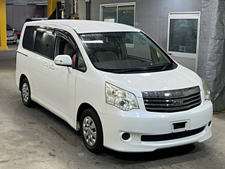 TOYOTA NOAH 2010