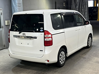TOYOTA NOAH 2010
