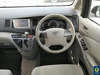 TOYOTA ISIS 2011