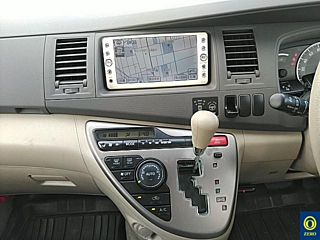TOYOTA ISIS 2011
