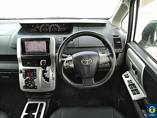 TOYOTA VOXY 2012