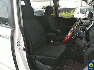 TOYOTA VOXY 2012