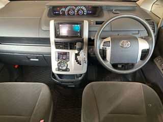 TOYOTA NOAH 2010