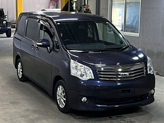 TOYOTA NOAH 2010