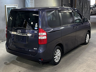 TOYOTA NOAH 2010
