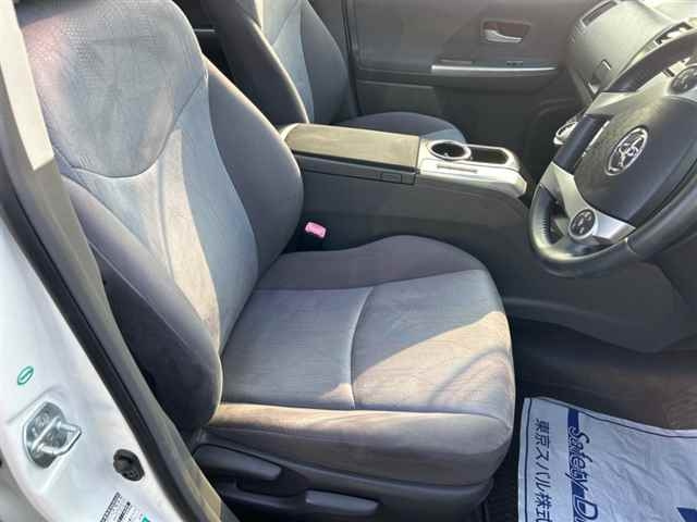 TOYOTA PRIUS ALPHA 2012