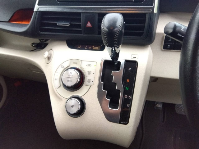 TOYOTA SIENTA 2016