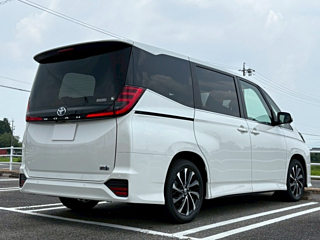 TOYOTA NOAH 2025