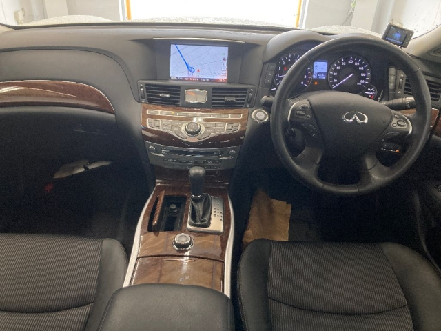 NISSAN FUGA 2017