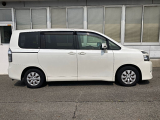TOYOTA VOXY 2013