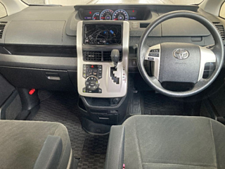 TOYOTA VOXY 2013