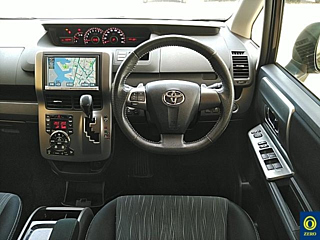 TOYOTA VOXY 2012