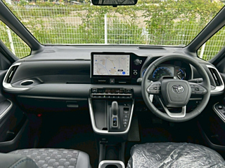 TOYOTA VOXY 2025