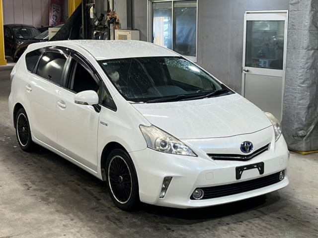 TOYOTA PRIUS ALPHA 2014