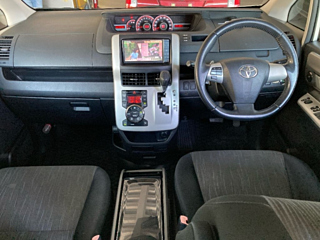 TOYOTA NOAH 2010
