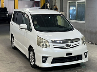 TOYOTA NOAH 2010