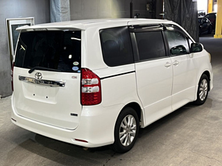 TOYOTA NOAH 2010