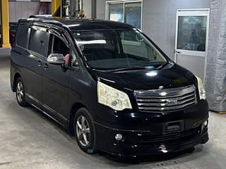TOYOTA NOAH 2010
