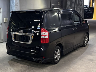 TOYOTA NOAH 2010