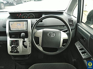 TOYOTA VOXY 2010