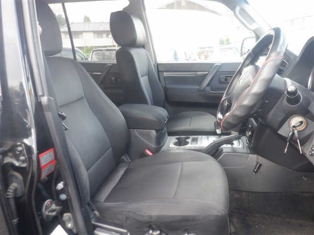 MITSUBISHI PAJERO 2011