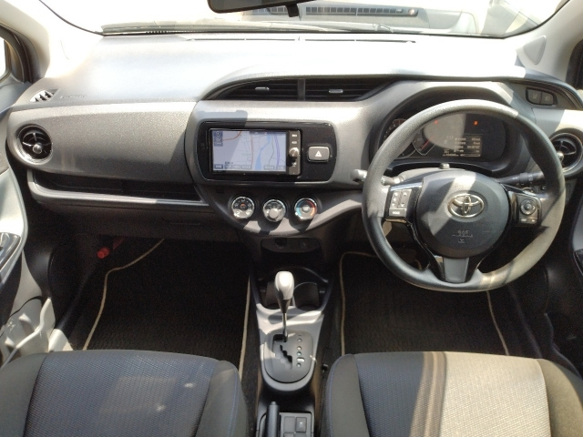 TOYOTA VITZ 2017