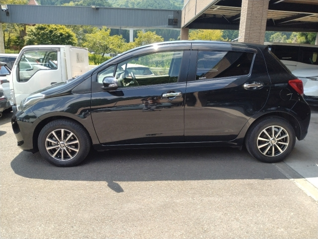 TOYOTA VITZ 2017