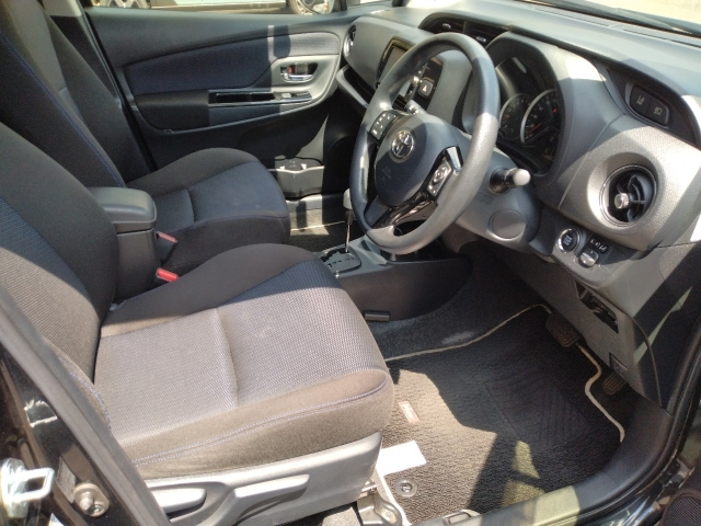 TOYOTA VITZ 2017