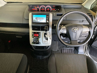 TOYOTA NOAH 2010