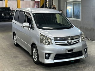 TOYOTA NOAH 2010
